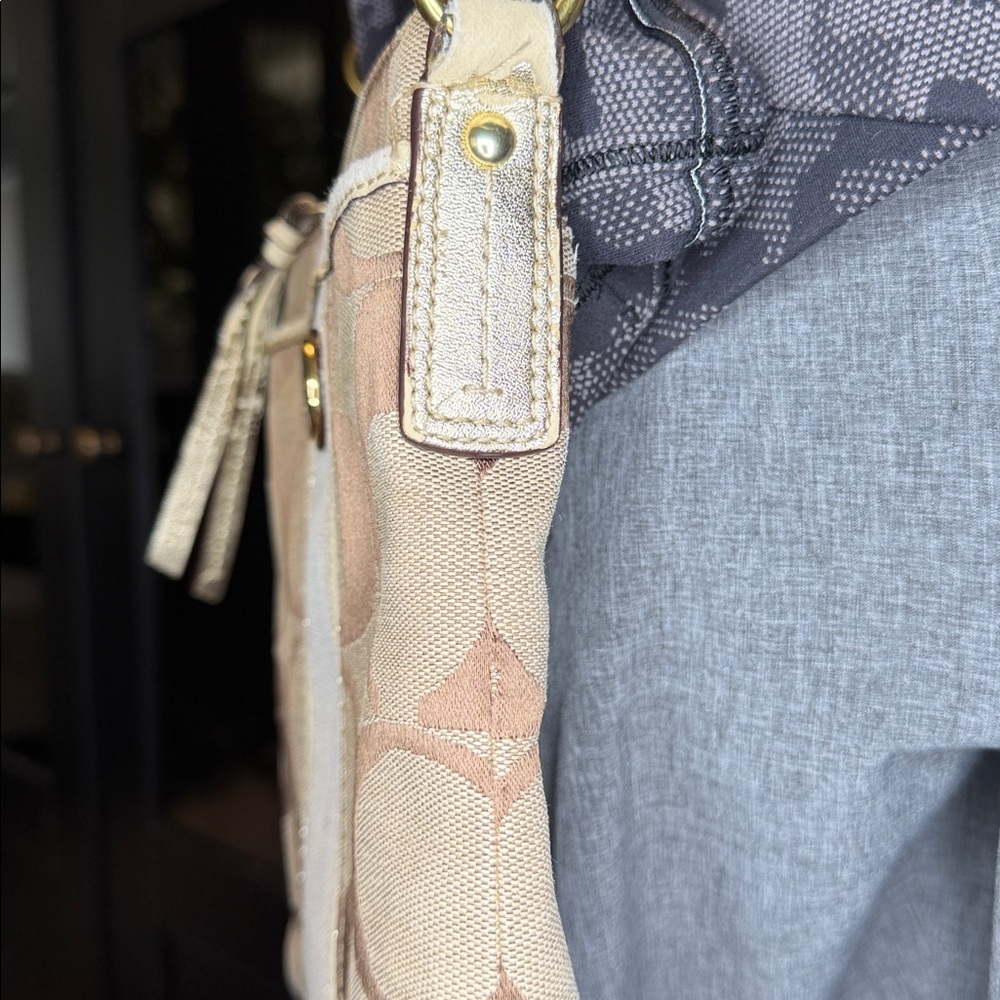Coach tay and Brown Crossbody bag some rubbing on zipper pull gold tassel - Picture 8 of 15
